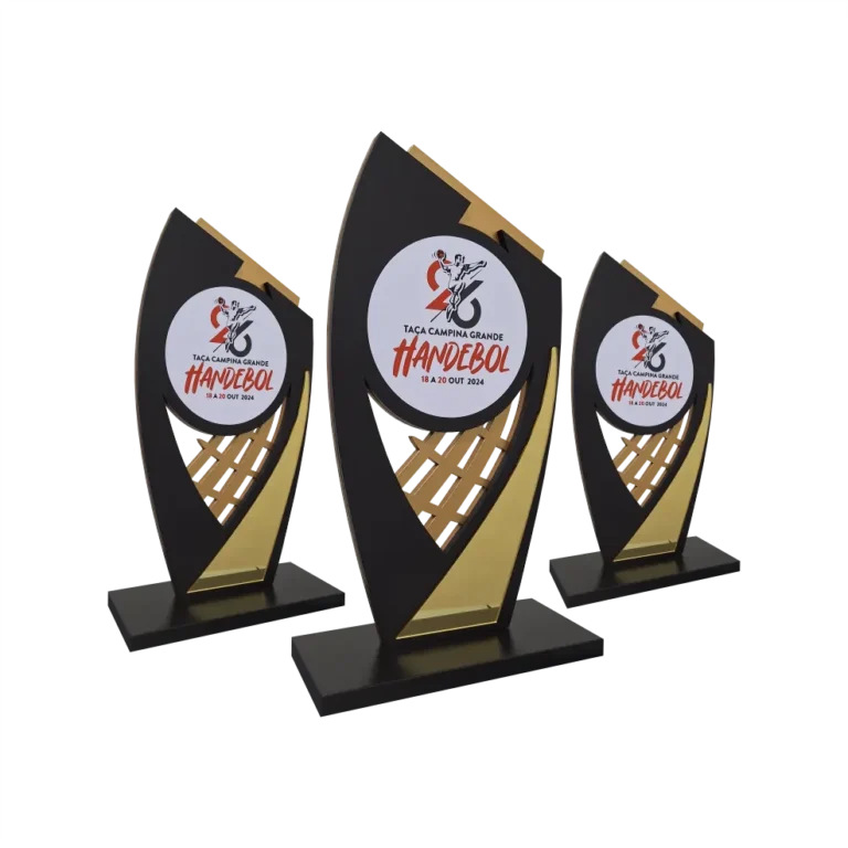 Conjunto de três troféus personalizados de handebol, em preto e dourado