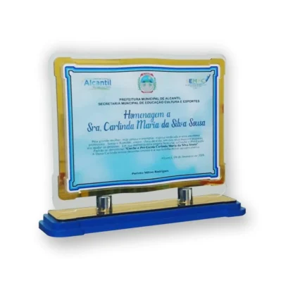 Placa de homenagem personalizada com acabamento dourado e base azul